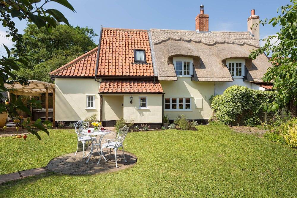 Luxury: Jacuzzi and Swedish sauna at dog friendly chocolate box cottage in Suffolk