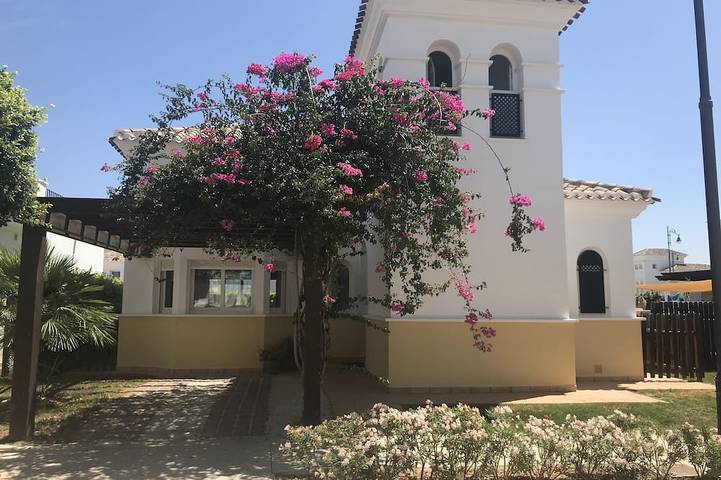 Chalet para 4 personas, con jardín además de terraza y piscina - 1