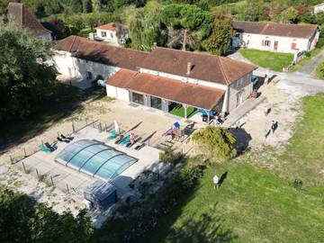 Gîte pour 15 personnes, avec jardin et piscine ainsi que vue et vue sur le lac, adapté aux familles à Agonac
