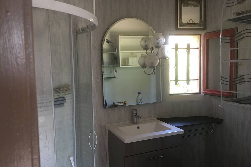 House by the water, large garden Wifi and pool Le Barcarès in Le Barcarès, Côte d'Améthyste