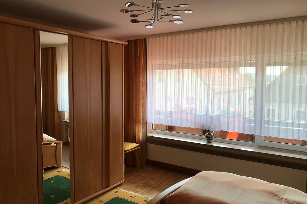 Ganze Wohnung, Freistehendes Ferienhaus mit Südbalkon in Marktrodach, Frankenwald