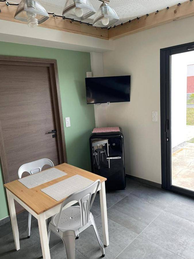 Gîte pour 4 personnes, avec terrasse et piscine ainsi que vue et jardin dans Jozerand