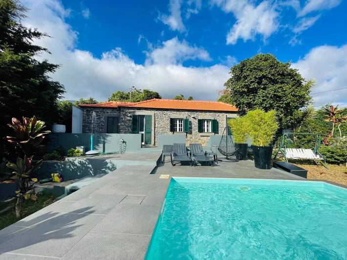 Casa de férias para 4 pessoas, com jardim e piscina infantil e ainda vista and piscina em Madeira