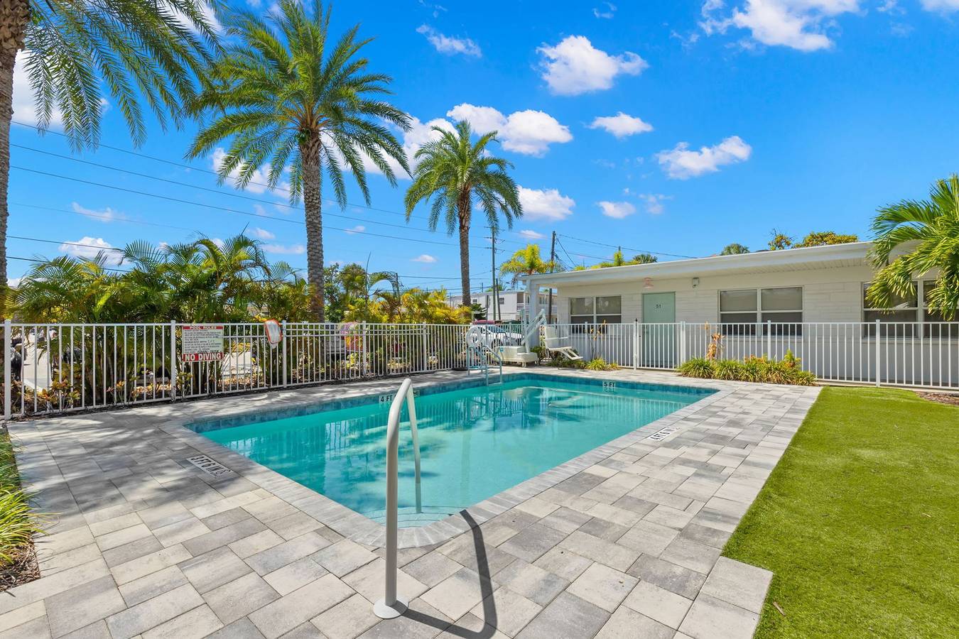 Estudio entero, Studio w  King Bed   Heated Pool  Steps to Beach  in Clearwater Beach, Clearwater