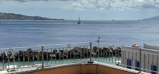 Gîte pour 6 personnes, avec vue et balcon, adapté aux familles à Torre Faro