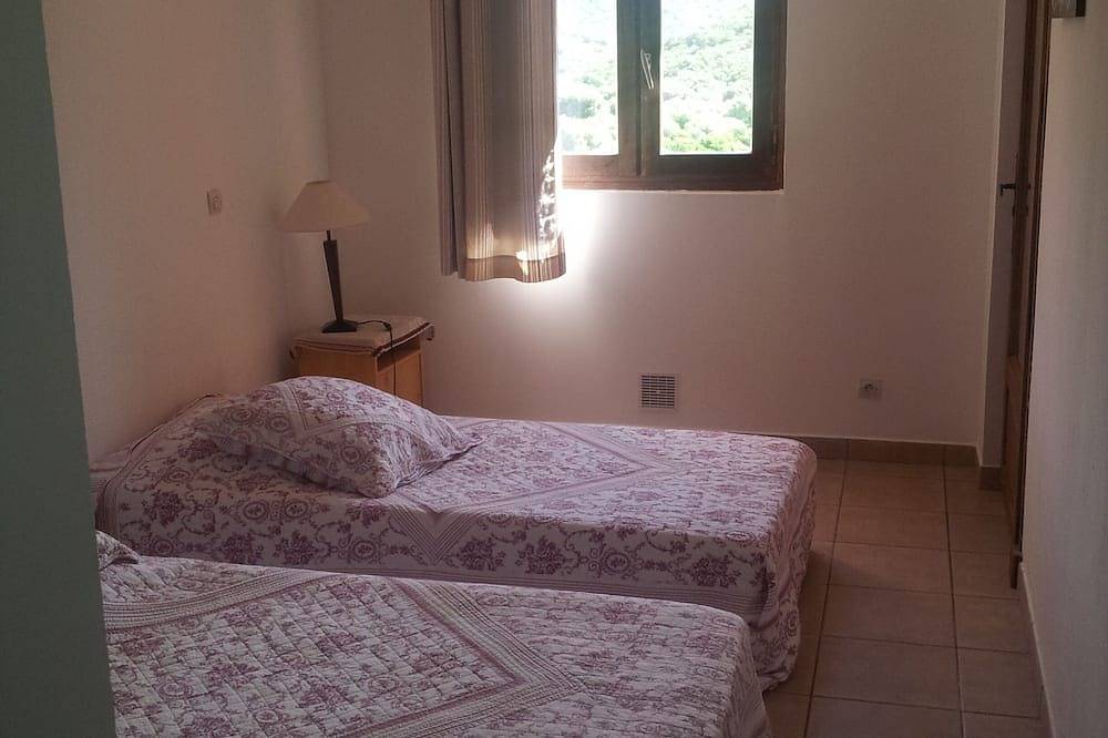 Entire apartment, Spend exceptional holidays in a protected village , by the sea in Osani, Parc naturel régional de Corse