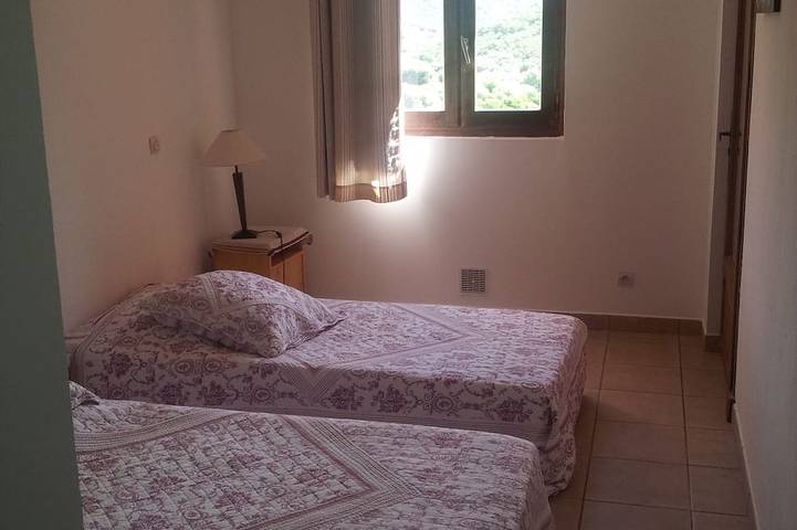 Gîte pour 12 personnes, avec terrasse ainsi que piscine et jardin à Osani - 2