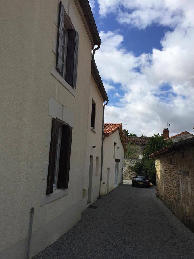 Location de vacances pour 6 personnes, avec jardin et piscine, adapté aux familles dans Fontclaireau