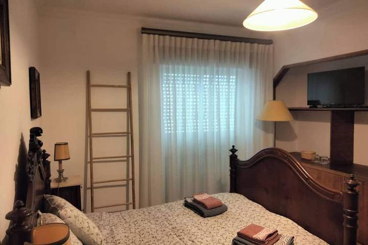 Accommodations located 1.5 km from downtown Santarém on a quiet street lined with single-family homes. in Santarém, Rio Tejo
