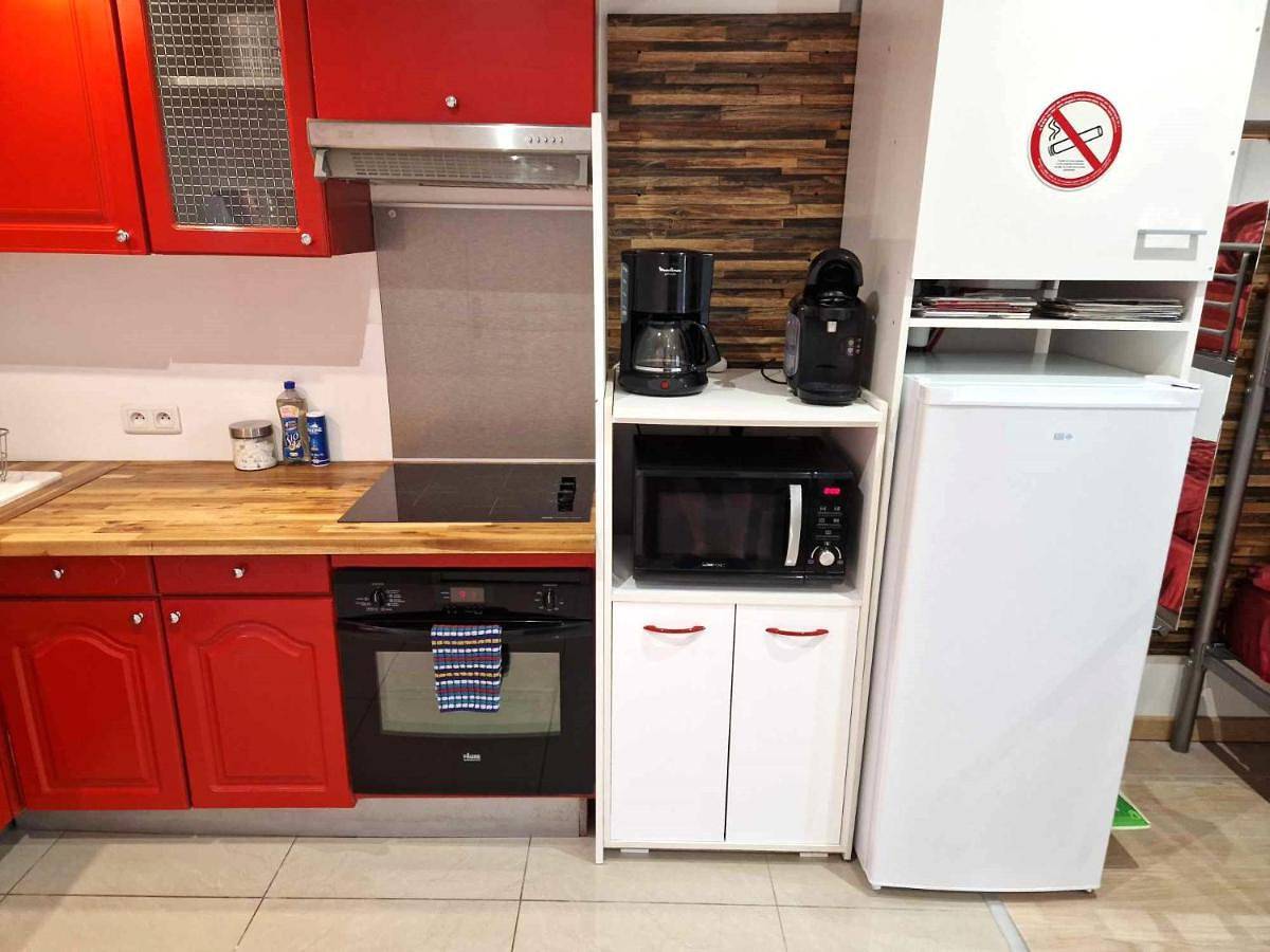 Appartement entier, 03 - Joli studio traversant situé au rdc avec 2 lits, tout équipé pour 1, 2 ou 3 personnes maximum, entrée indépendante donnant sur parking dont une place est réservée devant la porte, grand fourgon possible et jolie terrasse à l'arrière comme une maison in Razac-sur-l'Isle, Périgord Blanc