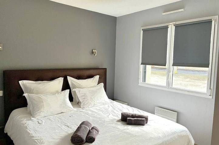 Location de vacances pour 4 personnes, avec terrasse ainsi que jardin et piscine dans Plage De Kersaliou - 4