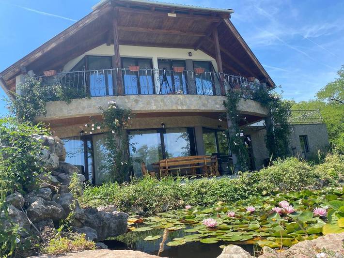 Ferienwohnung für 12 Personen, mit Ausblick und Garten sowie Seeblick und Pool - 1