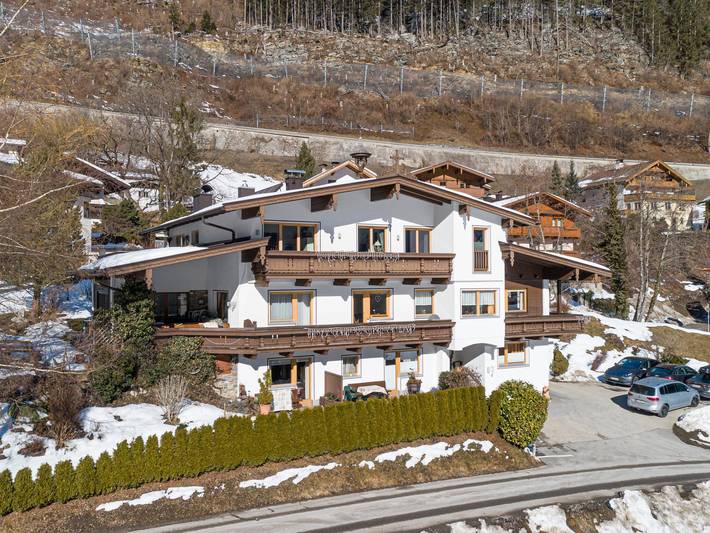 Ferienhaus für 12 Personen, mit Balkon und Terrasse sowie Garten in Finkenberg