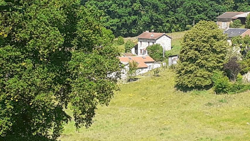 Gîte pour 4 personnes, avec jardin à Bujaleuf