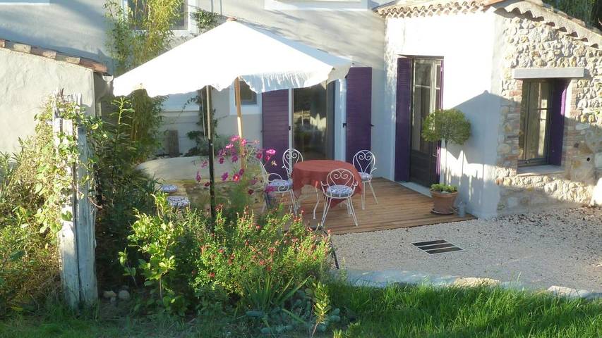 Location de vacances pour 4 personnes, avec jardin ainsi que vue et piscine à Saint-Julien-de-Cassagnas