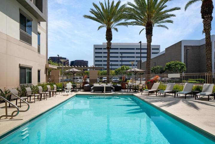 Hotel para 3 personas, con terraza y piscina - 1