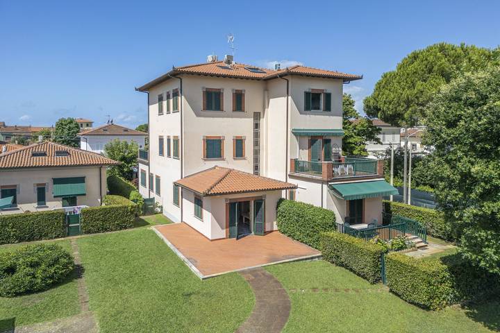 Ferienwohnung für 4 Personen, mit Garten und Balkon in Marina di Pietrasanta