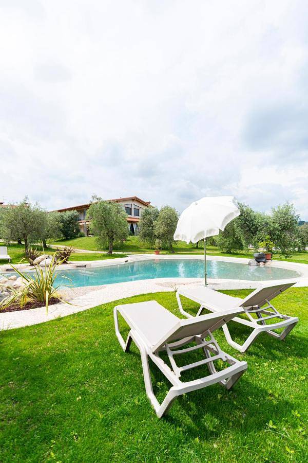 Appartamento per 4 persone, con giardino e panorama nonché piscina in Polpenazze del Garda