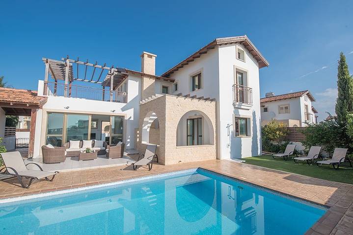 Villa for 7 people, with pool and garden in Cyprus