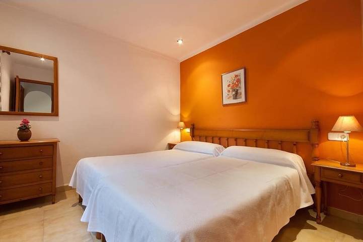 Entire apartment, Apt. Cerezo-Medio, balcony, A/C, community pool, Wifi, close to the beach 300 m in Cala Sant Vicenc, Pollença