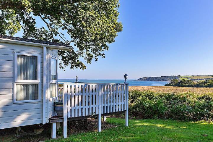 Log cabin for 4 people, with pool and garden on the Isle of Wight