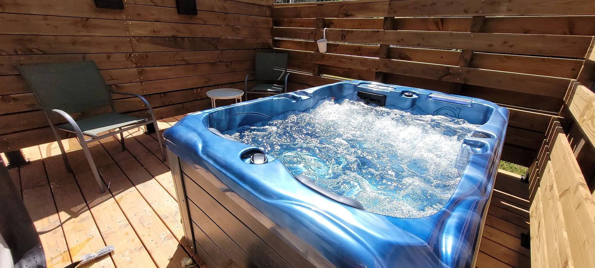 Chambre d'hôtes « Chambre Châtaigneraie » avec terrasse et jacuzzi privatif in Soulages, Région de Saint-Flour
