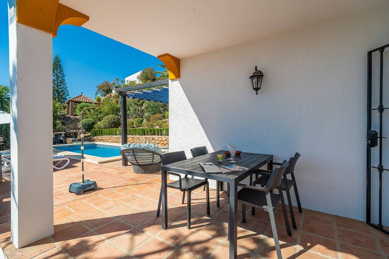 Villa Maroma con vistas a la montaña, piscina, jardín y Wi-Fi in Viñuela, Provincia de Málaga