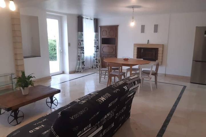 Gîte pour 7 personnes, avec terrasse ainsi que piscine et jardin