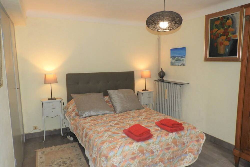 Appartement entier, Wohnung \"Les roses\" auf einem eingemauerten Grundstück in Saint-Laurent-du-Var, Côte méditerranéenne (France)