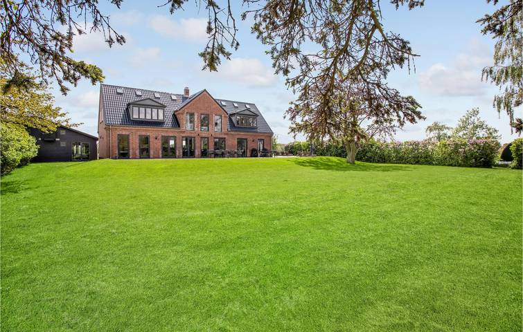 Feriehus for 16 personer med terrasse in Dueodde, Bornholm