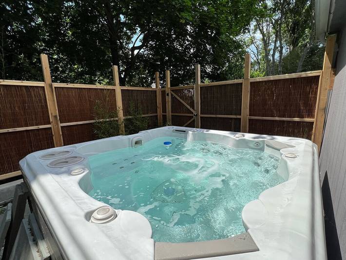 Holiday home for 6 people, with terrace and garden as well as hot tub, with pets in The Hamptons