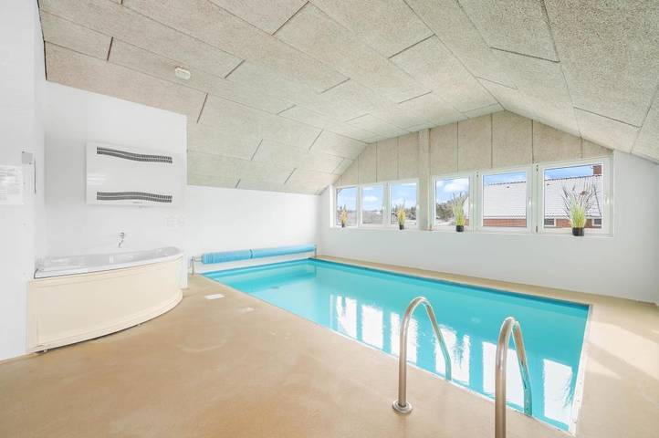 Holiday home with swimming pool, sauna and whirlpool in Lodbjerg Hede, Ringkøbing