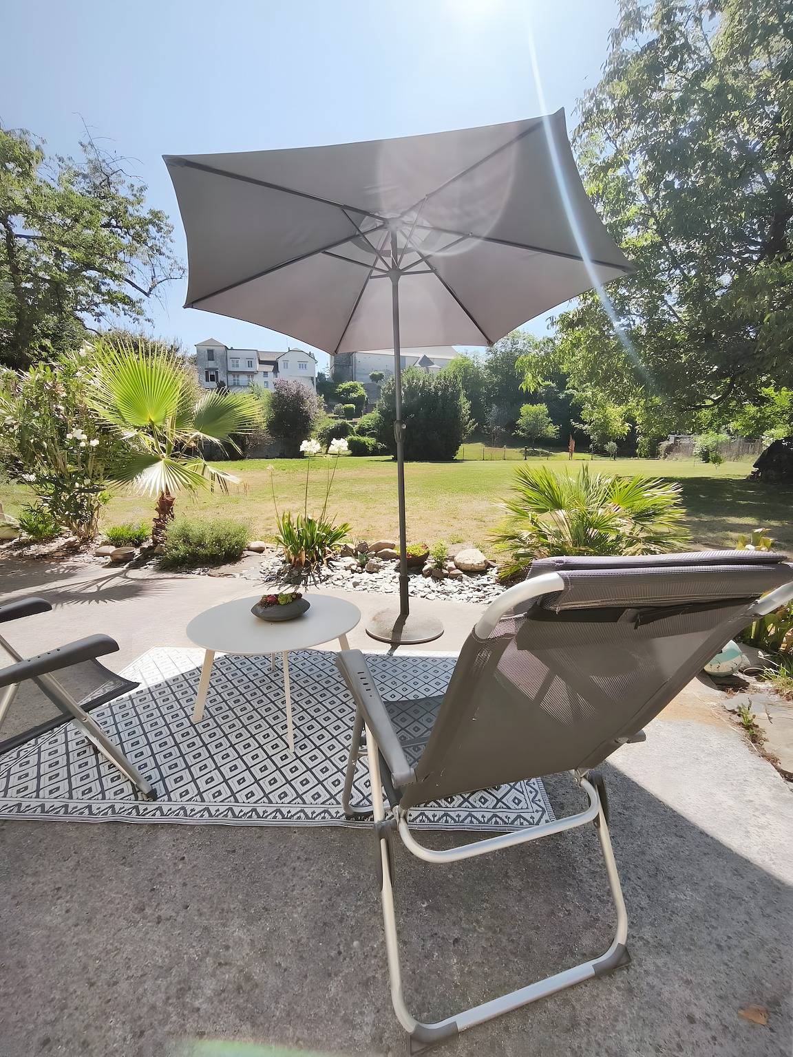 Ferienhaus „Maison Brocanteflore“ mit privatem Garten, Wlan und Klimaanlage in Moumour, Béarn