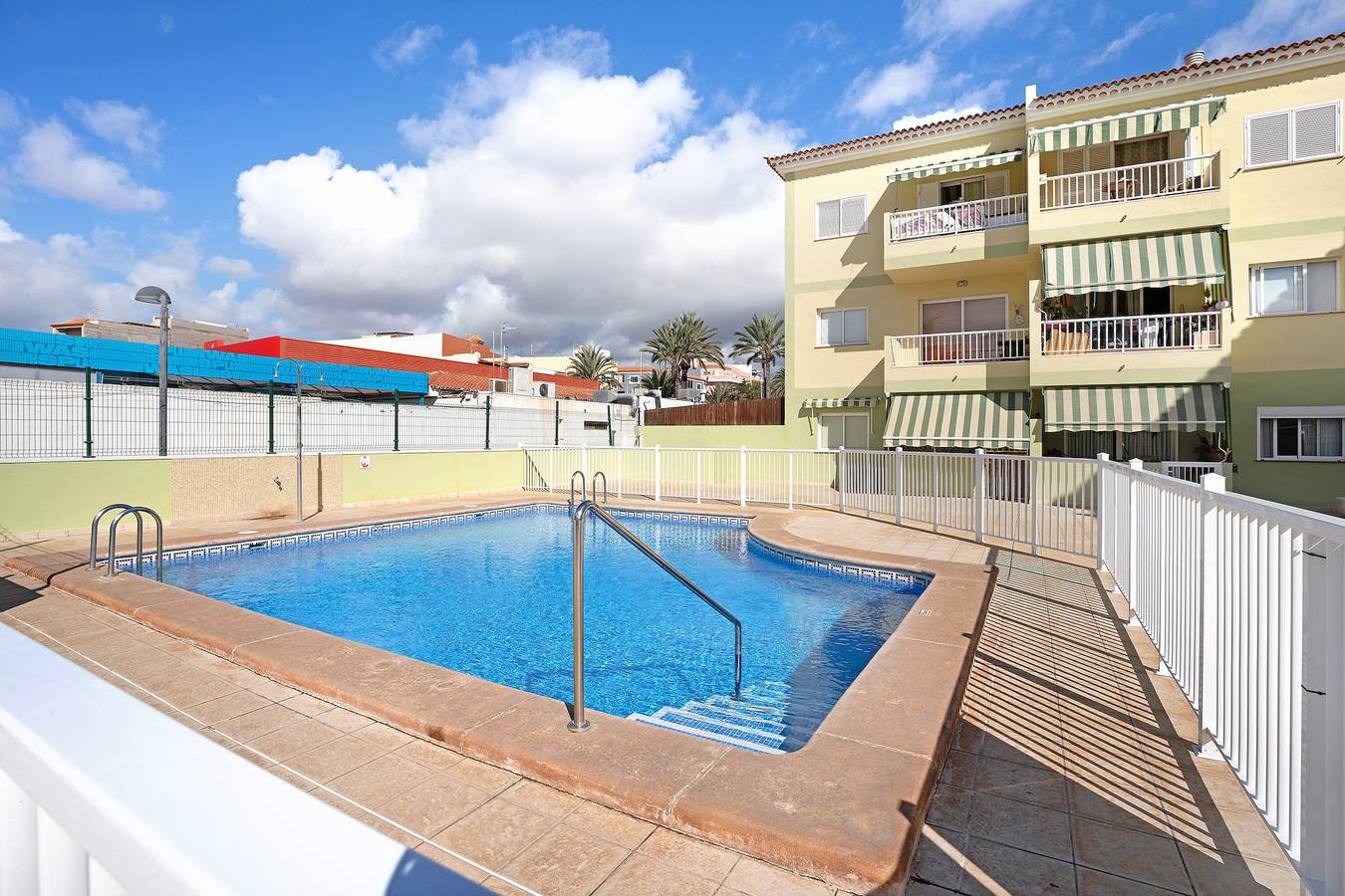 Ganze Wohnung, Ferienhaus "Our Home" mit Gemeinschaftspool, Terrasse und Wlan in Costa del Silencio, Arona