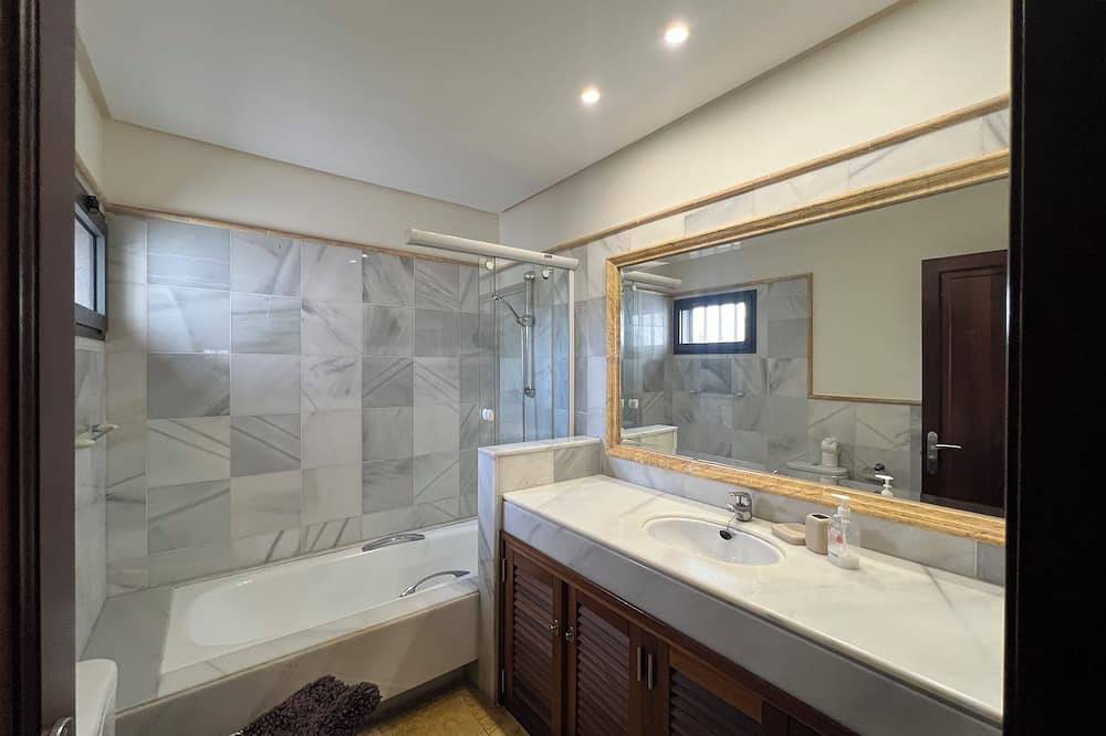 Casa Bonita, Faro Park villa with private pool in Montaña Roja, Yaiza