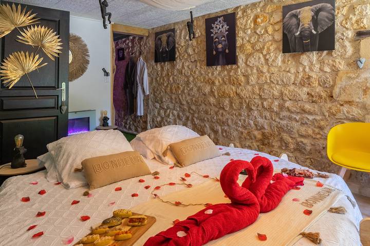 Estudio entero, Le Vésuve – Love Room romántica con jacuzzi, cama redonda king-size cerca de las Antillas de Jonzac in Saint-Genis-de-Saintonge, Región de Jonzac