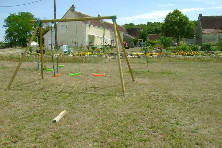 Gîte pour 6 personnes, avec terrasse ainsi que piscine et jardin