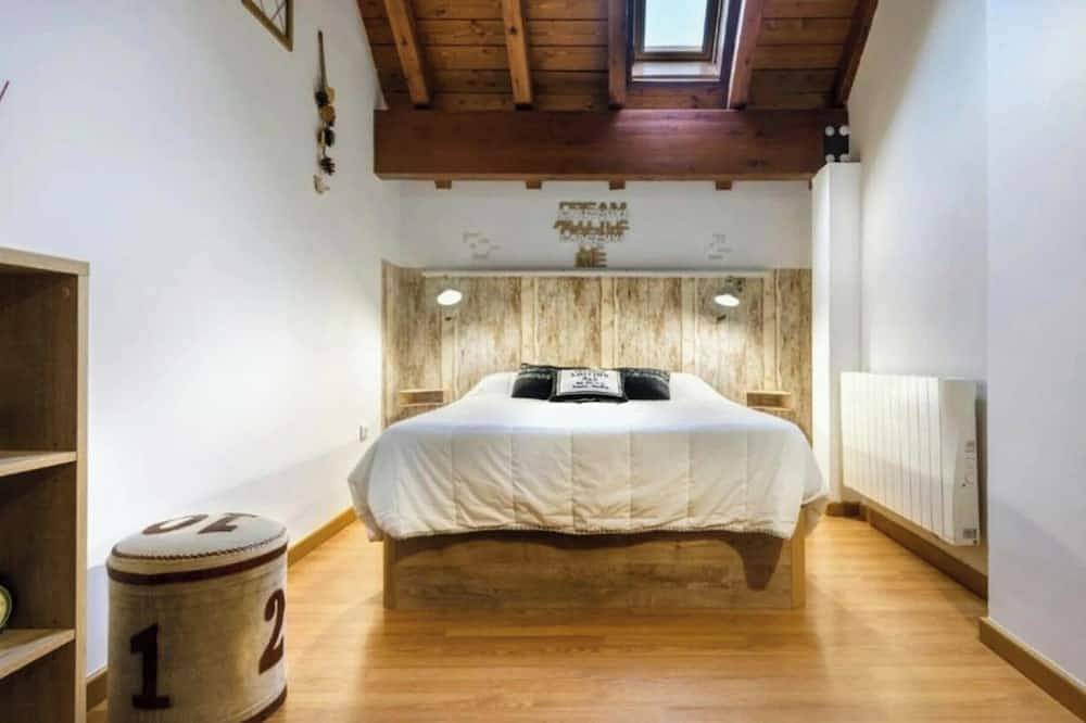 Entire apartment, Cozy Mountain-Style Apartment with Fireplace, 15 mins from Jaca in Jaca, Spanish Pyrenees
