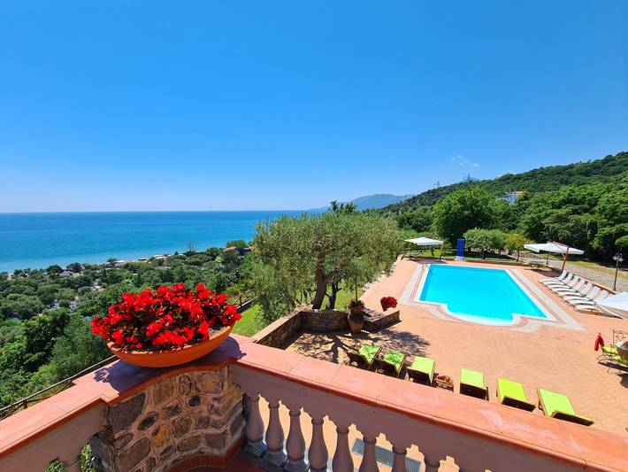 Baita per 10 persone, con Balcone e Terrazza nonché Giardino e Piscina in Campania