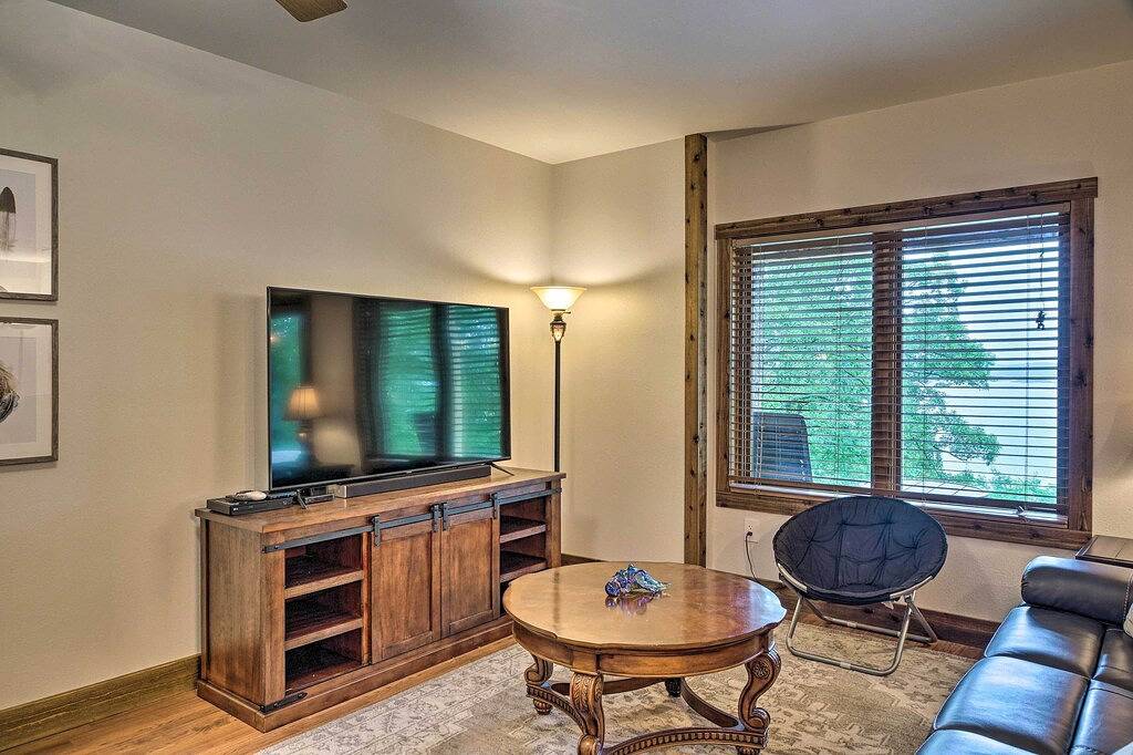 Ganze Wohnung, Beaver Lake Retreat w/ Lake Access & Fire Pit! in Beaver Lake