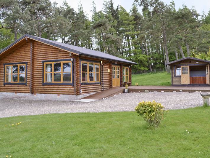 Log cabin for 2 people, with garden in Perthshire