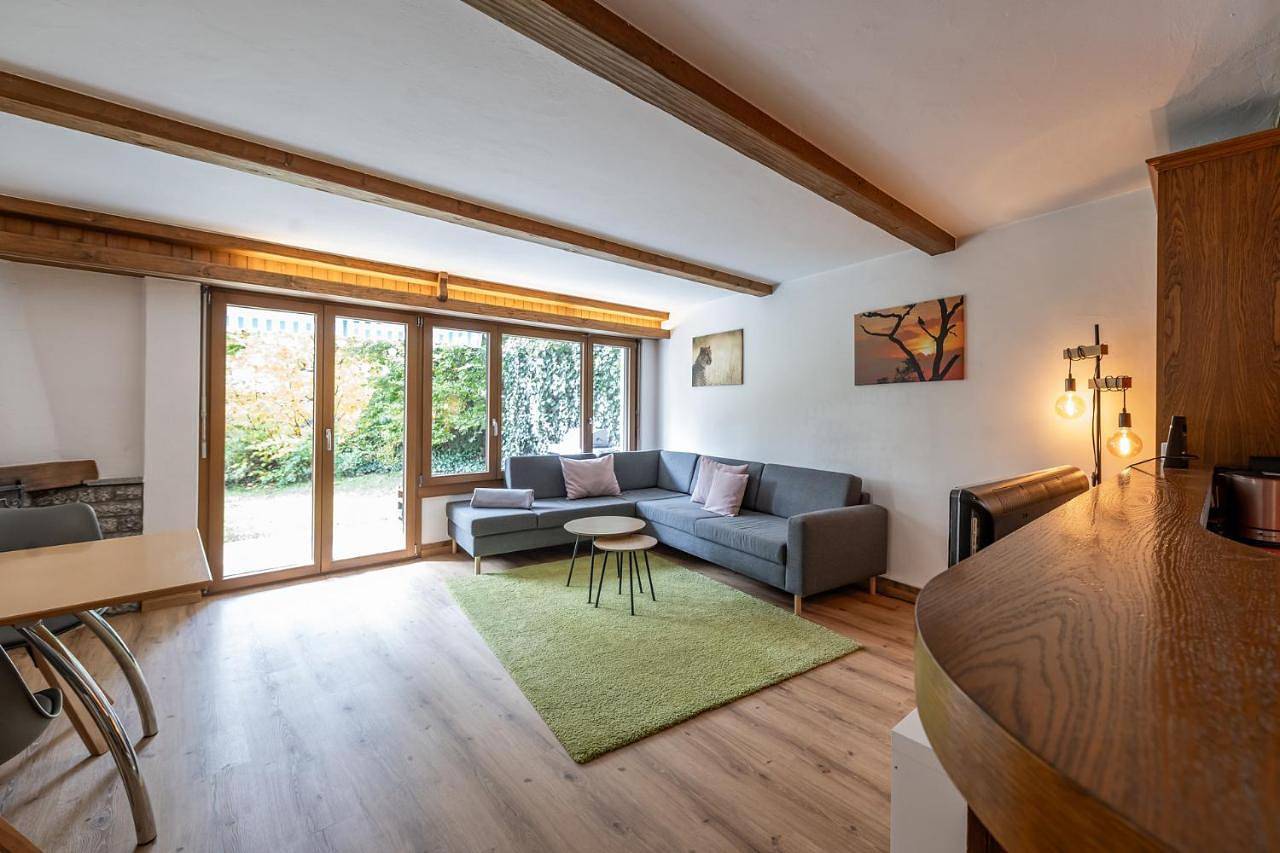 Ganze Wohnung, Half chalet with garden & balcony - 2' to Ski bus in Laax Dorf, Laax