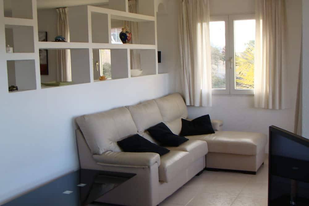 Large 4 bedroom detached villa private pool in walled garden.  5 minute to Sea. in Cartagena, Costa Cálida