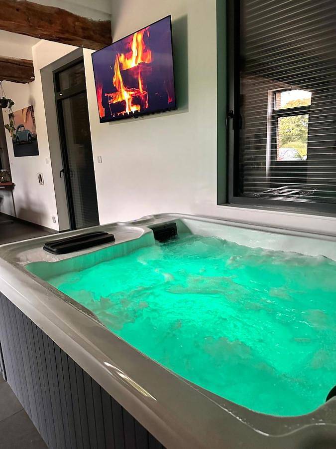 Villa pour 4 personnes, avec Jacuzzi et Terrasse ainsi que Jardin et Vue