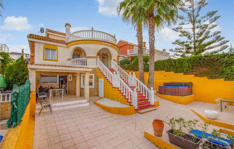 Ferienhaus für 12 Personen, mit Terrasse und Pool in Torrevieja