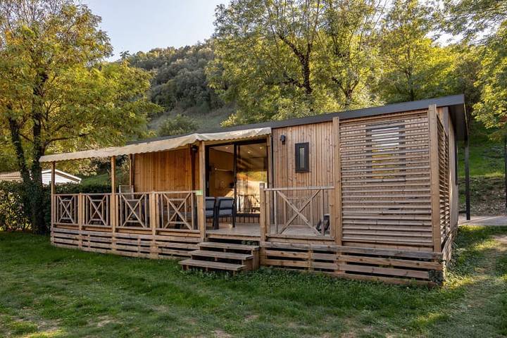 Caravane pour 6 personnes, avec vue sur le lac ainsi que balcon/terrasse et terrasse