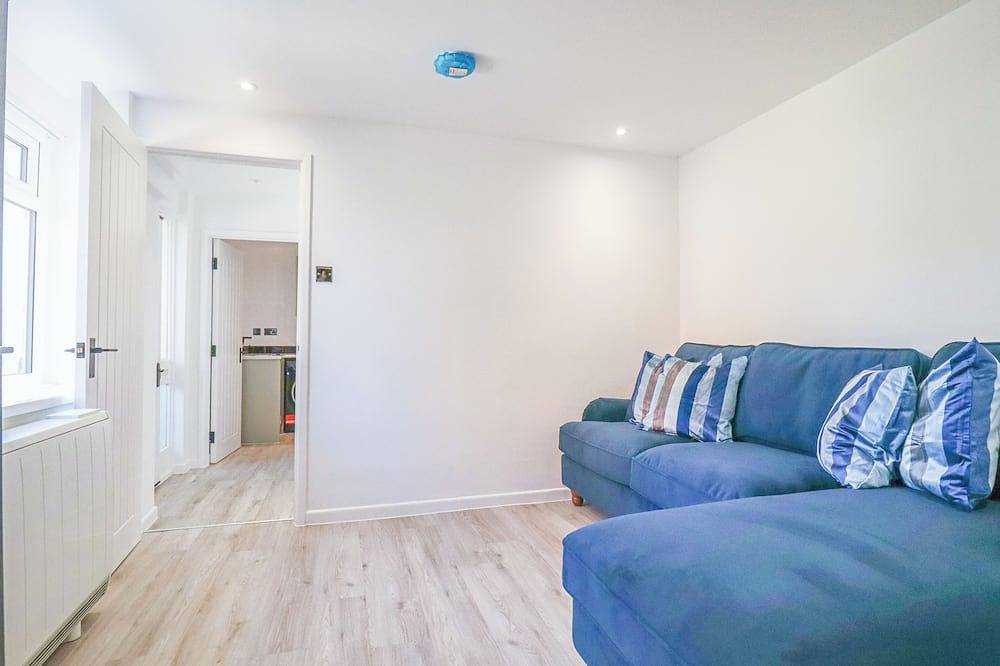 1 bed bungalow, sleeps 4, 50 meters from the beach with off road parking. in Weston-Super-Mare, North Somerset