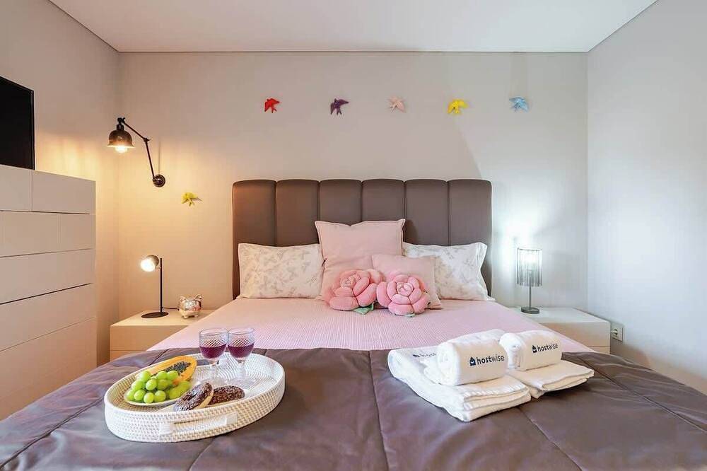 Hostwise - Modern Comfort & Shared Pool in Paredes in Paredes, Distrito de Porto