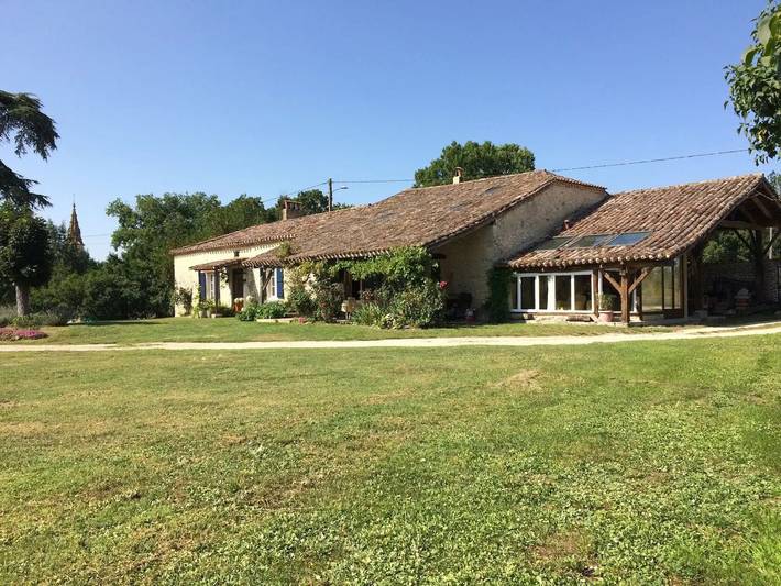 Gîte pour 8 personnes, avec terrasse et vue sur le lac ainsi que piscine et jardin à Monflanquin - 4