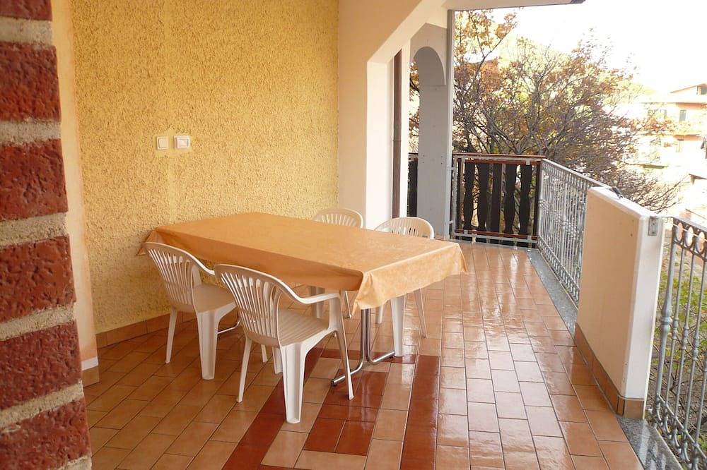 Apartamento entero, Amplio apartamento en La Caletta, a pocos minutos de la playa. in La Caletta, Siniscola